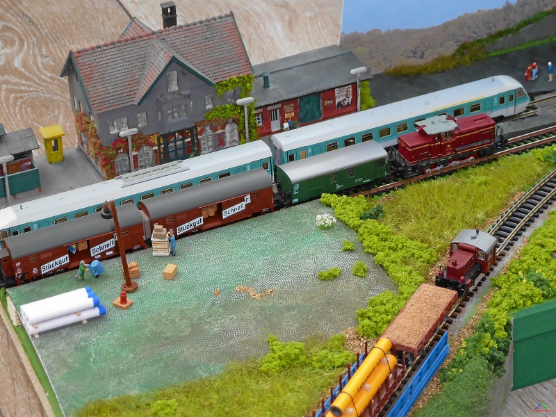 234 Berglenn B.JPG - Berglenn Bf. Ein Pendolino BR610 auf Gleis 1 und die Verladung von Stückgut auf Gleis 2. Die KöF fährt einen Bauzug